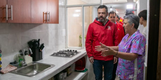 Foto de la entrega de uno de los mejoramientos de vivienda por parte del alcalde Carlos Fernando Galán en Suba.
