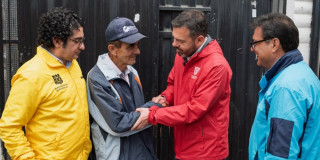 Foto del alcalde Carlos Fernando Galán durante uno de los recorridos de búsqueda de pobreza oculta en Bogotá.