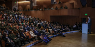 Foto del alcalde Carlos Fernando Galán durante la ceremonia del Premio Corazón Verde al Mejor Policía 2026