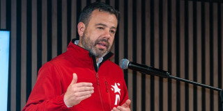 Foto del alcalde Carlos Fernando Galán en una expoición ante un auditorio.