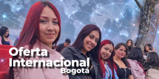Foto de un grupo de jóvenes en en encuentro académico en Bogotá.