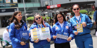 Funcionarias del Instituto Distrital de Turismo durante la campaña "Ninguna vida tiene precio"