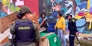 Foto de funcionarios del Distito en un operativo de limpieza en Bogotá.