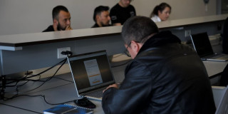 Foto de un grupo de jóvenes en una oficina de una empresa en Bogotá.