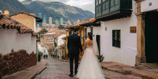 Foto de una pareja re recién casados en una de las calles del centro histórico de Bogotá.