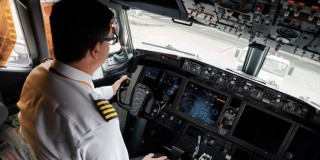 Foto de un piloto en la cabina de un avión en el Aeropuerto Internacional El Dorado de Bogotá.