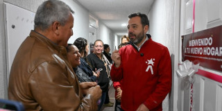 Foto de la entrega de una vivienda a una familia por parte del alcalde Carlos Fernando Galán.