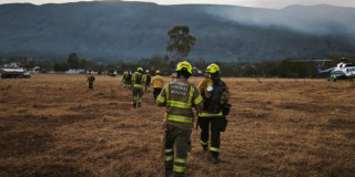 Foto de integrantes de Bomberos Bogotá en labores de apoyo en atención de incendios en Villa de Leyva y Morronegro en Boyacá.