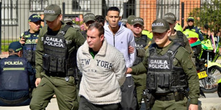 Foto de dos de los capturados junto a hombres de la Policía.