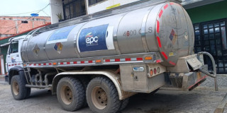 Foto de un camión cisterna o carrotanque suministrando agua en Cundinamarca. 