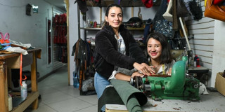 Foto de dos mujeres en una empresa local de textiles en Bogotá.