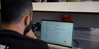 Foto de un hombre consultando un computador durante un proceso de capacitación en Bogotá.
