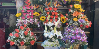 Foto de ramos de flores en puntos comerciales del IPES en Bogotá.