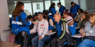 Funcionaria del IPES con vendedores y vendedoras informales en taller de formación.