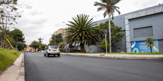 Foto de una de las las vías locales recuperadas en los barrrios Álamos y Santa Mónica de Bogotá.