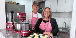 Foto e dos personas con su emprendimiento en Bogotá
