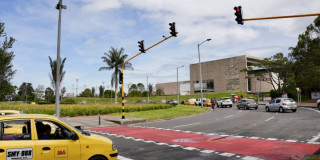 Foto de los nuevos semáforos en la calle 63 con carrera 50 en Bogotá.
