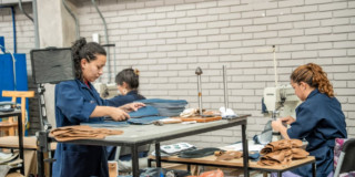 Mujeres trabajando en una empresa en Bogotá.