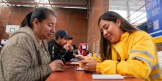 Foto de dos mujeres en una jornada de Ingreso Mínimo Garantizado en Bogotá.