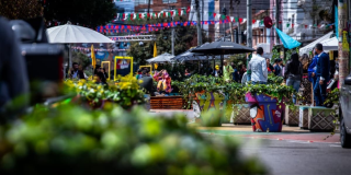 En la foto una calle con alto flujo de comercio