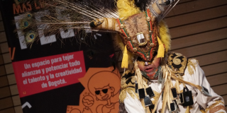 Foto de una persoa con una mascara 