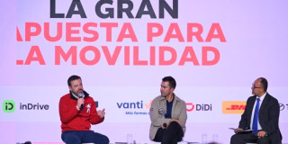 Foto del alcalde Carlos Fernando Galán durante la exposición de proyectos de infraestructura en Bogotá en el Foro Movilidad y Transporte: Futuro Estratégico.