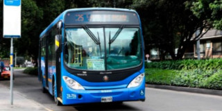 Foto de un bus TransMiZonal de TransMilenio por una de las calles de Bogotá.
