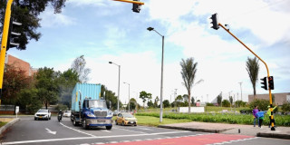 Foto de la nueva semaforización de glorieta de calle 63 con carrera 50 en Bogotá