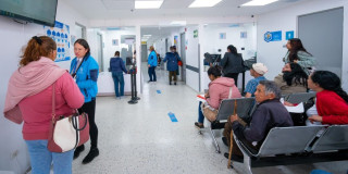Personas en sala de espera del SER Suba, en el norte de Bogotá.