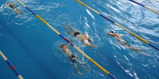 Imagen de varias personas haciendo uso de los servicios de piscinas en el CEFE Chapinero.