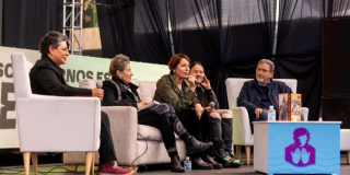 Imagen de varias personas sentadas en lo que parece un panel, sentada en el centro habla María Claudia Parias, directora de Idartes.
