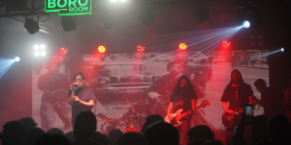 Imagen de un grupo musical en escena.