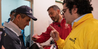 Alcalde Mayor de Bogotà junto a un adulto mayor.