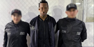 Funcionarios del CTI con el capturado.