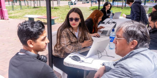 Foto de jóvenes en una feria de empleo en Bogotá.