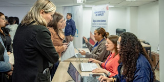 Foto de una feria de empleo en Bogotá.