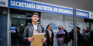 Foto de un hombre frente a la sede de la Agencia Distrital de Empleo de Bogotá.