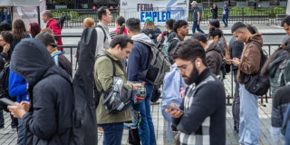 Foto de una feria de empleo en Bogotá.