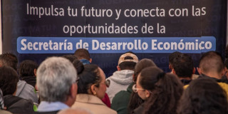 Foto de una feria de empleo en Bogotá.