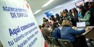 Foto de una feria de empleo en Bogotá.