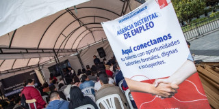 Foto de una feria de empleo en Bogotá.