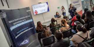 Foto de una feria de empleo en Bogotá.