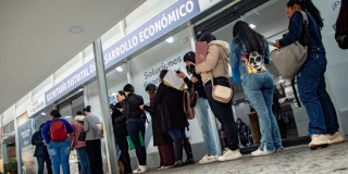 Foto de una feria de empleo en la sede de la Agencia Distrital de Empleo de Bogotá.