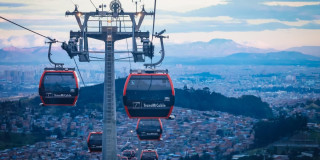 Foto de cabinas del TransMiCable de San Cristóbal, al suroriente de Bogotá.