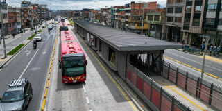 Foto de un bus de TransMilenio circulando frente a la nueva estación Patio Bonito en la avenida Ciudad de Cali en Bogotá.