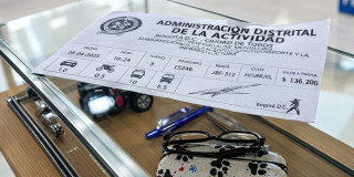 Foto de un sello de control en una de las ópticas inspeccionadas en el barrio Venecia, al sur de Bogotá.