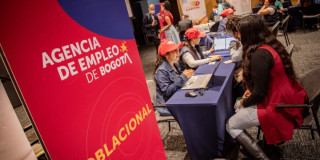 Asistente a la Unidad Móvil de Empleo con asesor de la Agencia Pública de Empleo.