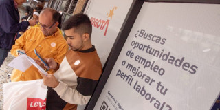 Asistentes a las ferias de empleo ofrecidas por la Alcaldía Mayor de Bogotá.