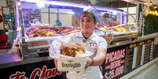 Vendedora de fritanga en una plaza de mercado de Bogotá