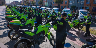 Foto de las nuevas motocicletas y vehículos entregados a la Policía de Bogotá.